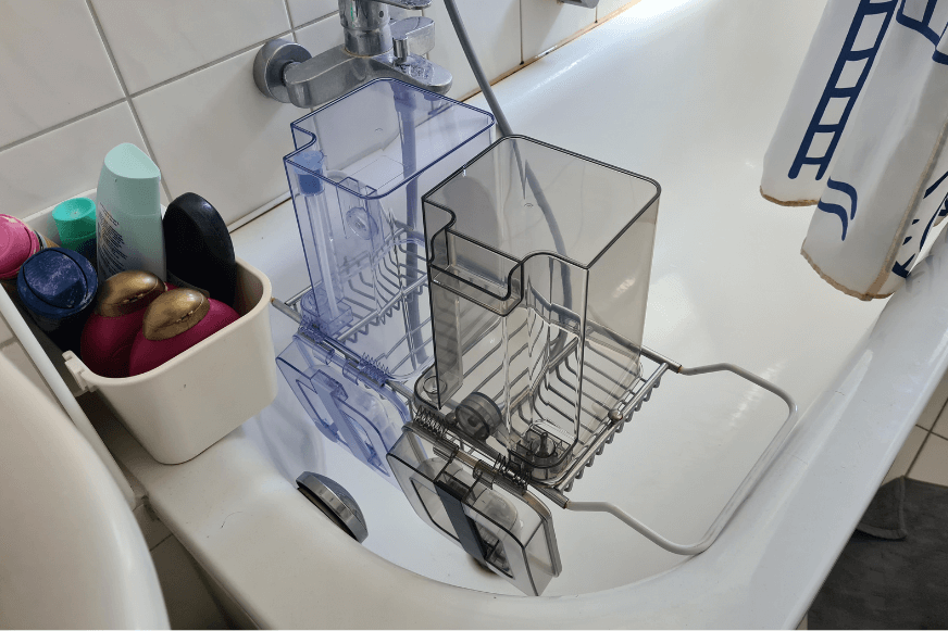 Die beiden Kanister des Ecovacs Deebot X1 Turbo wurden nach dem Waschen zum Trocknen hingestellt.